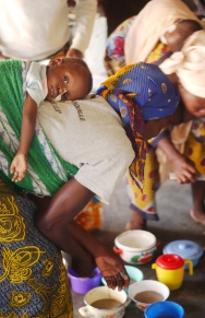 Le CREN de Ouagadougou ou la majorite des enfants malnutris sont egalement equipes de sondes gastriques. Ouagadougou, BURKINA FASO - 16/12/2005